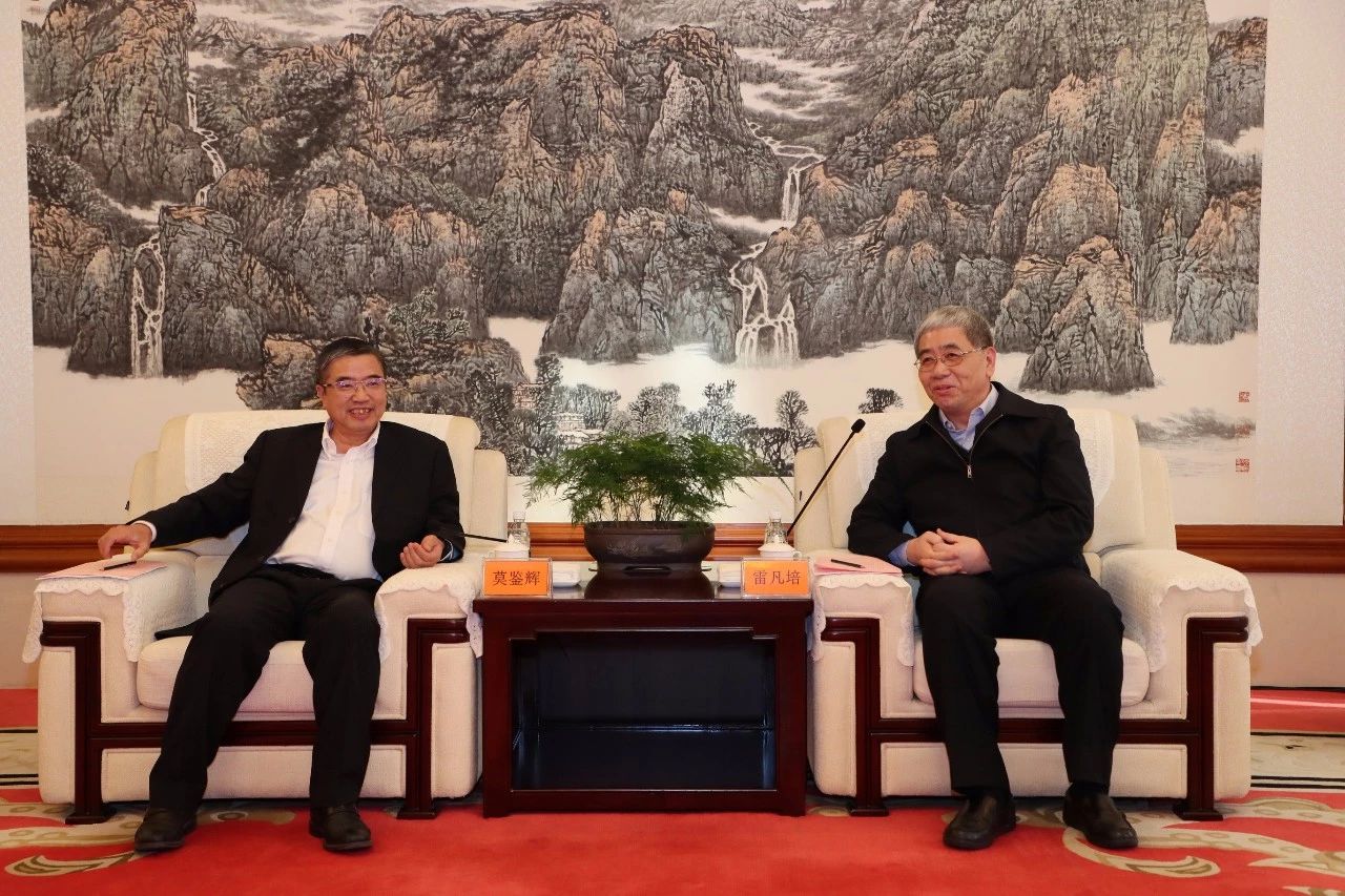 雷凡培會見中國船級社黨委副書記、總裁莫鑒輝一行